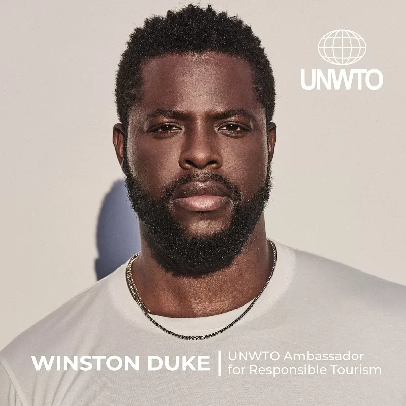 Como Embajador del Turismo Responsable, Winston Duke se une a nuestra misión de defender la importancia del turismo para fomentar el crecimiento económico, preservar el patrimonio cultural y proteger el medio ambiente.