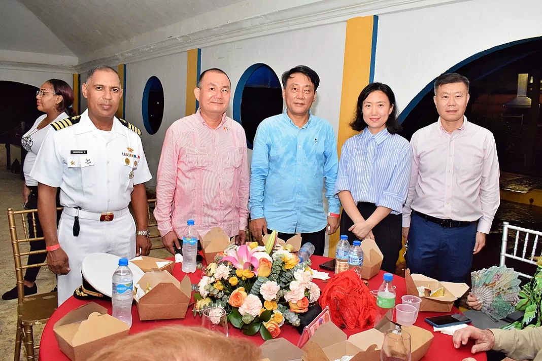 Mayobanex Montero, Capitán de Navío; Miguel Feng, Li Gougin, Zhou Yuqi y Fai Cheung