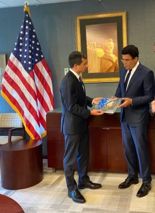 David Collado entrega un ejemplar del libro de Fray Antón de Montesinos al secretario de transporte de los EEUU, Peter Buttigieg.