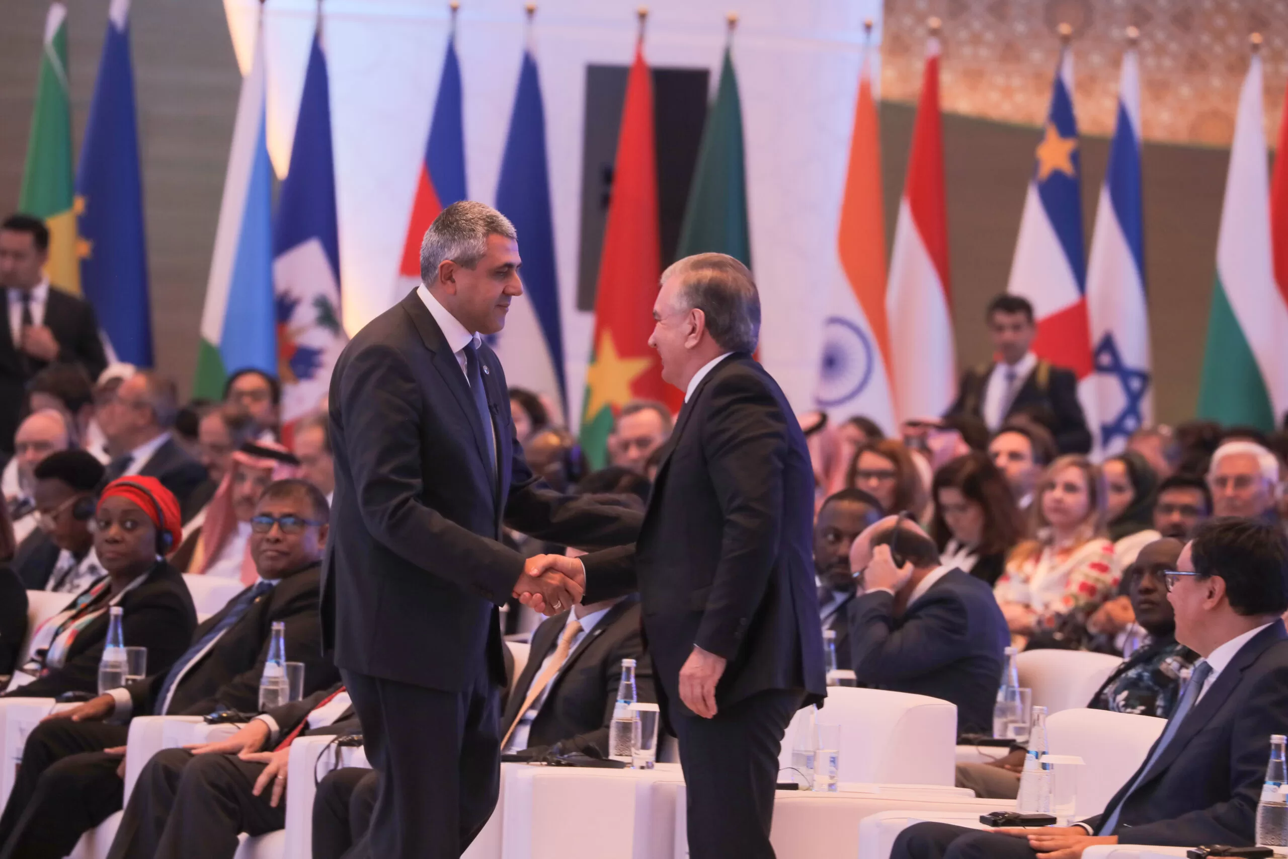 El Secretario General de la OMT, Zurab Pololikashvili, en la apertura del evento de la OMT saluda al presidente de Uzbekistán, Shavkat Mirziyoyev