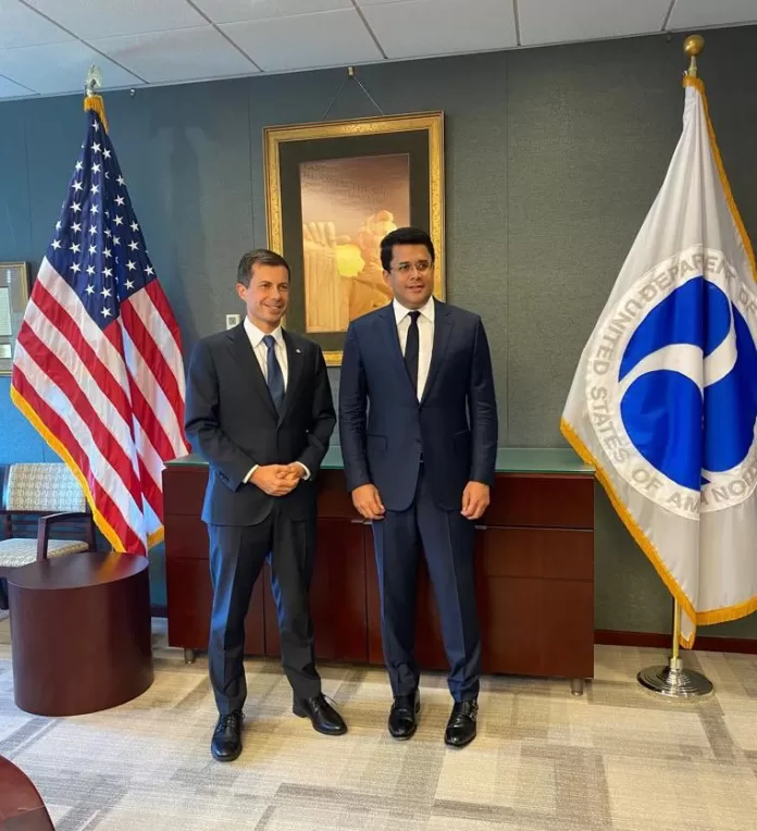 El ministro de Turismo dominicano, David Collado, a la derecha, junto al secretario de transporte de los Estados Unidos, Peter Buttigieg. El ministro de Turismo dominicano, David Collado, a la derecha, junto al secretario de transporte de los Estados Unidos, Peter Buttigieg.