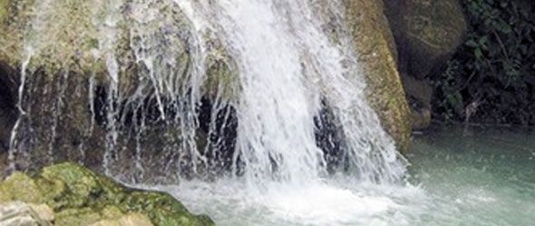 Cascada La Higuera o salto La Cueva ubicada en el batey La Higuera, a seis kilómetros al este de El Seibo.