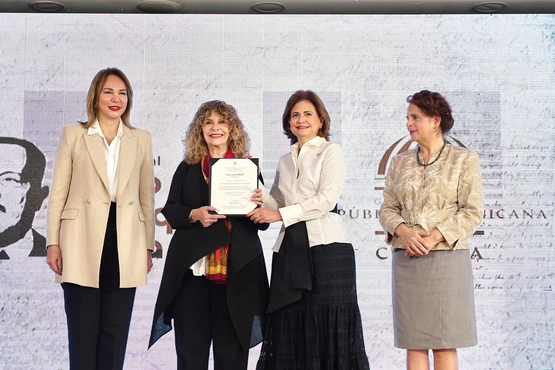 La vicepresidenta de la República y la ministra de Cultura a entregaron el premio a Gioconda Belli.