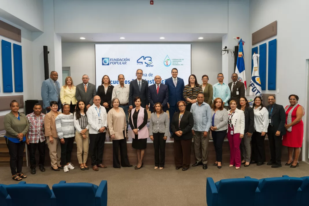 Representantes de la Fundación Popular, INFOTEP y de la Federación de Campesinos hacia el Progreso presentes durante el acto de firma.