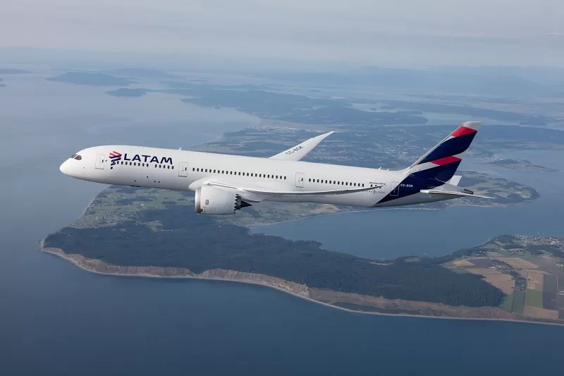 LATAM Boeing 787-9 Dreamliner photographed on May 13, 2016 from Wolfe Air Aviation Learjet 25B.