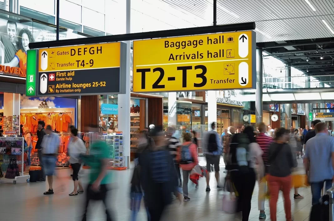 Pasajeros saliendo de un aeropuerto ForwardKeys revela los aeropuertos más transitados del mundo