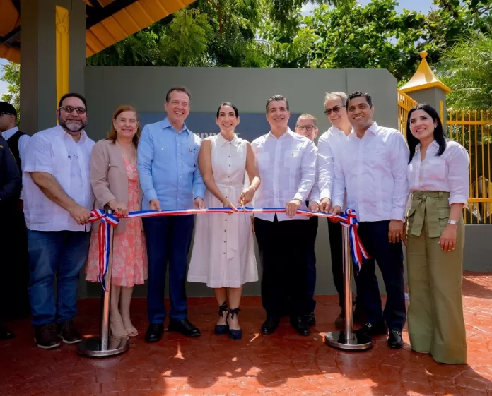 Popular, MICM y Primera Dama remozan parque infantil municipal La Vega Desde la izquierda, los señores Ramón Rogelio Genao, Luisa Jiménez, Víctor – Ito – Bisonó, Raquel Arbaje, Christopher Paniagua, José Hernández Caamaño, José Mármol, Kelvin Cruz y Mariel Bera.