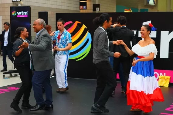 La alegría se desborda en el ambiente festivo de las ferias de turismo.-