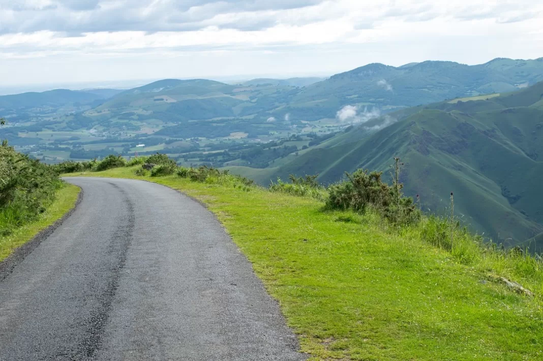 Carretera turística penetra en bosques españoles.