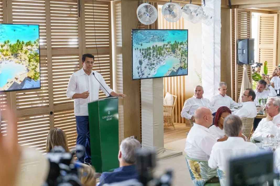 David collado, ministro de turismo dominicano, durante la inauguración oficial del Hotel Cayo Levantado, Samaná.