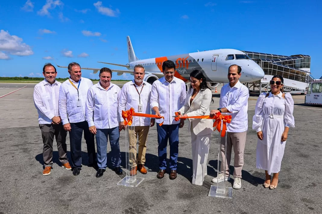 El ministro de Turismo y ejecutivos del Aeropuerto Punta Cana y de la línea aérea SkyHigh en la inauguración de los vuelos entre Punta Cana y Miami.