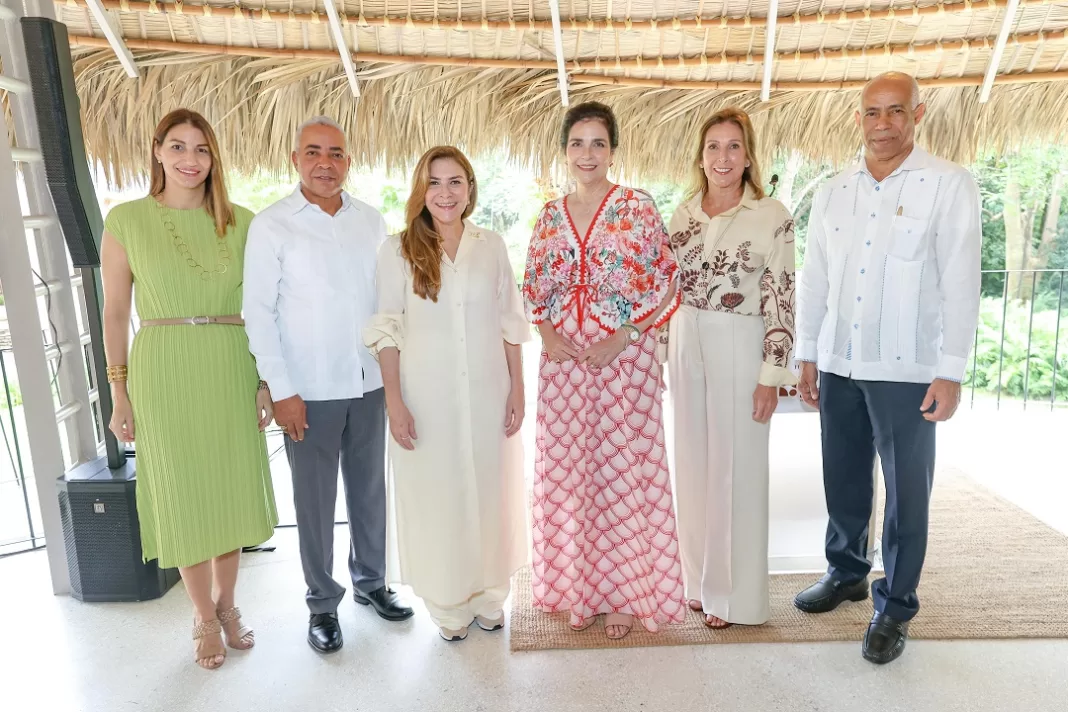 María Elena Aguayo, Pedro Suárez, Carolina Mejía, María Amalia León, Francina Lama y Jose Elías González