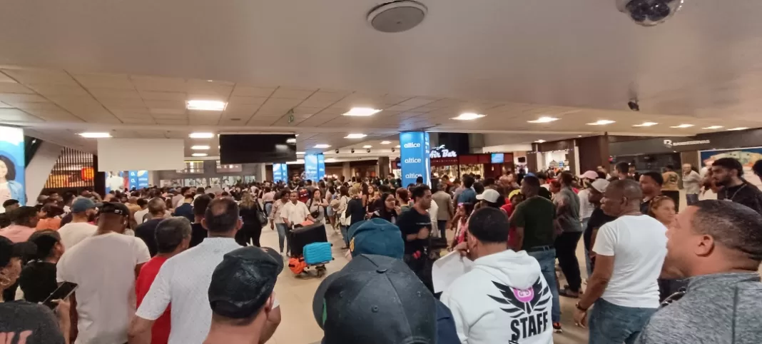 Con la llegada de las navidades y de la temporada alta del turismo domininicano, todos los aeropuertos lucen repletos de pasajeros.