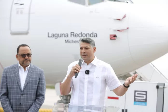 Antoliano Peralta y Victor Pacheco Mendez recibiendo el Boeing 737 Max 8 denominada “Laguna Redonda” en reconocimiento a la reserva científica ubicada en Miches.