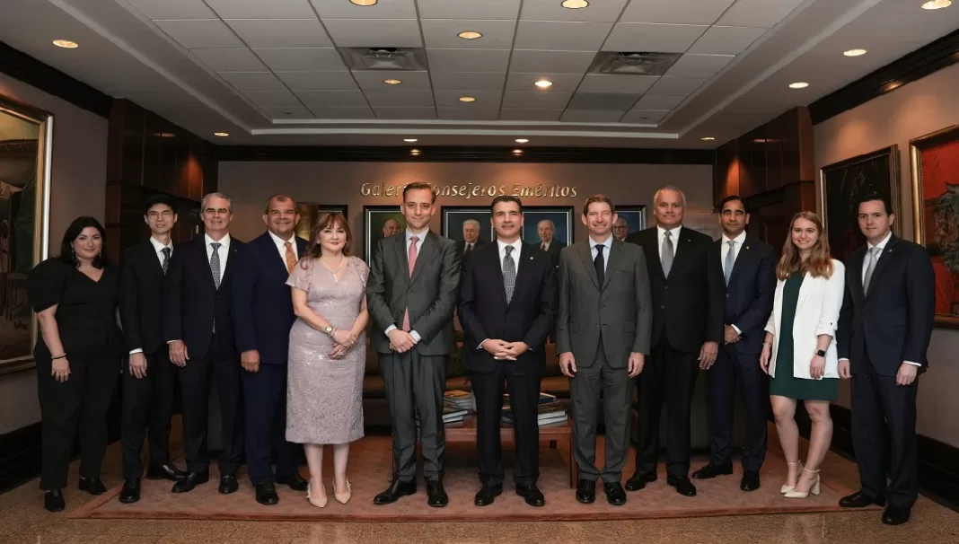 Los ejecutivos del Banco Popular Dominicano, del Banco Santander y los funcionarios de la DFC de Estados Unidos consolidaron su compromiso en la Torre Popular.