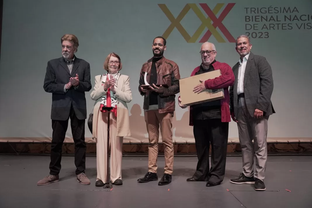 El artista Félix Hernández, fue el ganador de la obra elegida por el público titulada “Cuando éramos felices y no lo sabíamos”.