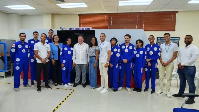 Héctor Porcella, director del IDAC, al centro, junto a los jóvenes aspirantes a pilotos en República Dominicana.
