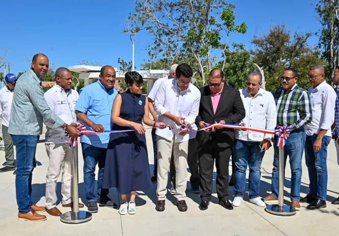 Momento de la inauguración del parque entral de Pepillo Salcedo por parte del ministro de Turismo, David Collado.