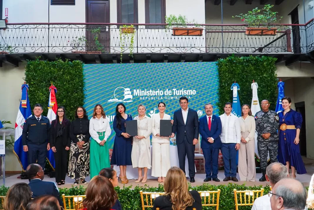 El ministro de Turismo, David Collado, la Primera, Raquel Arbaje, Angelita Duarte, ministra de Turismo de Paraguay encabezan la foto oficial de la firma del país al sistema Gara
