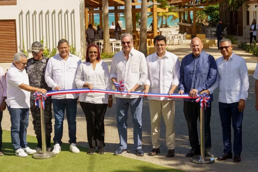 Luis Abinader y David Collado encabezaron la inauguración de las obras en Las Galeras de Samaná.