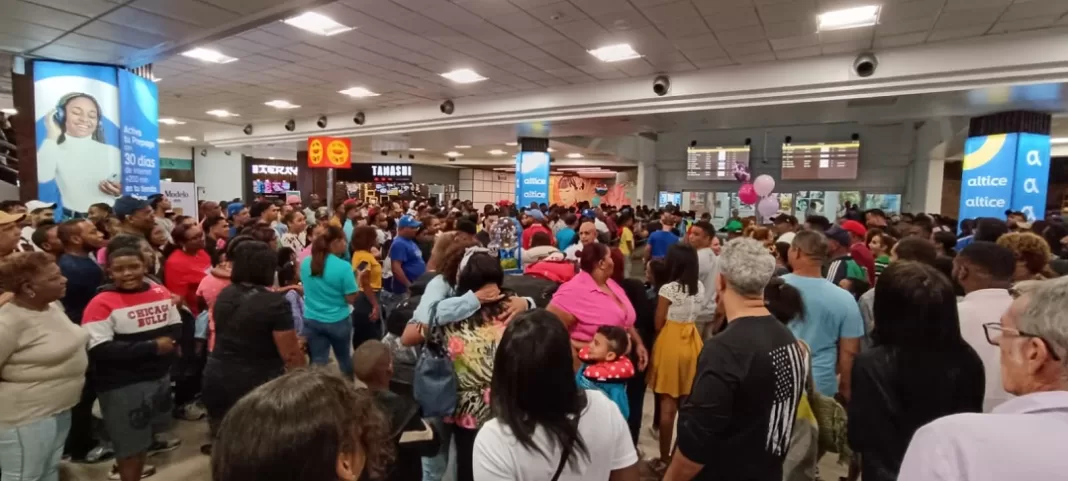 Abarrotada cada día y cada noche luce la salida de pasajeros del AILA en Santo Domingo.