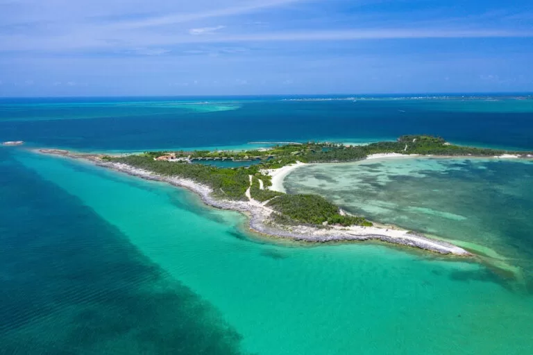 Montage Cay es un resort a una milla de la costa del puerto Marsh de las islas Ábaco en Bahamas.