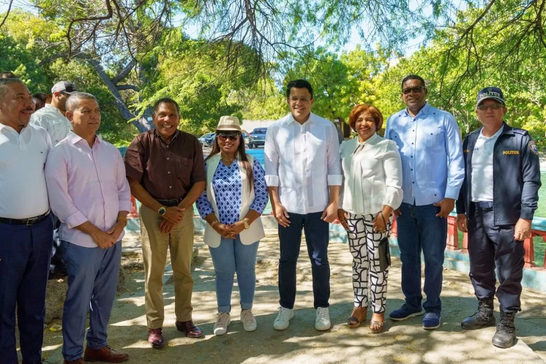 David Collado posa junto a las autoridades y líderes de Boca de Cachón al momento de comenzar el remozamiento del balnerario en Jimaní.