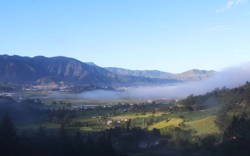 Vista del valle de Constanza con neblina en el amanecer