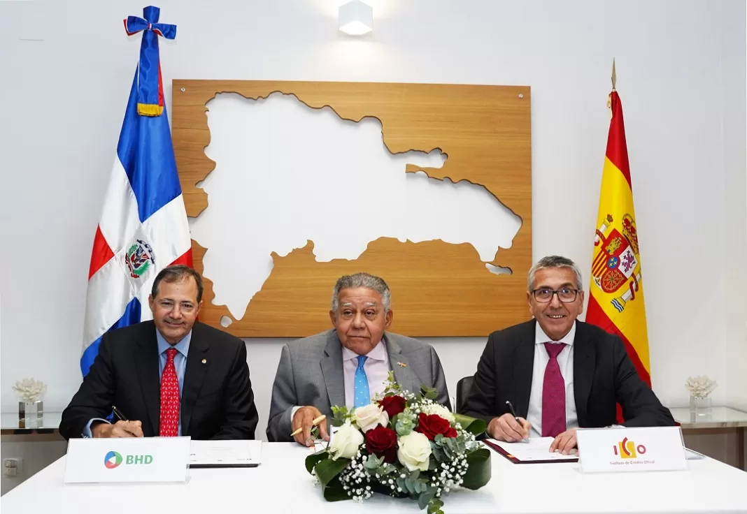Steven Puig, presidente del Banco BHD, Juan Bolívar Díaz, embajador de la República Dominicana ante el Reino de España y José Carlos García de Quevedo, presidente del ICO.