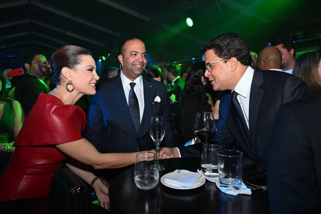 Momento en que el ministro de Turismo dominicano, David Collado, felicita a ejecutvos de Banreservas en Fitur 2024.