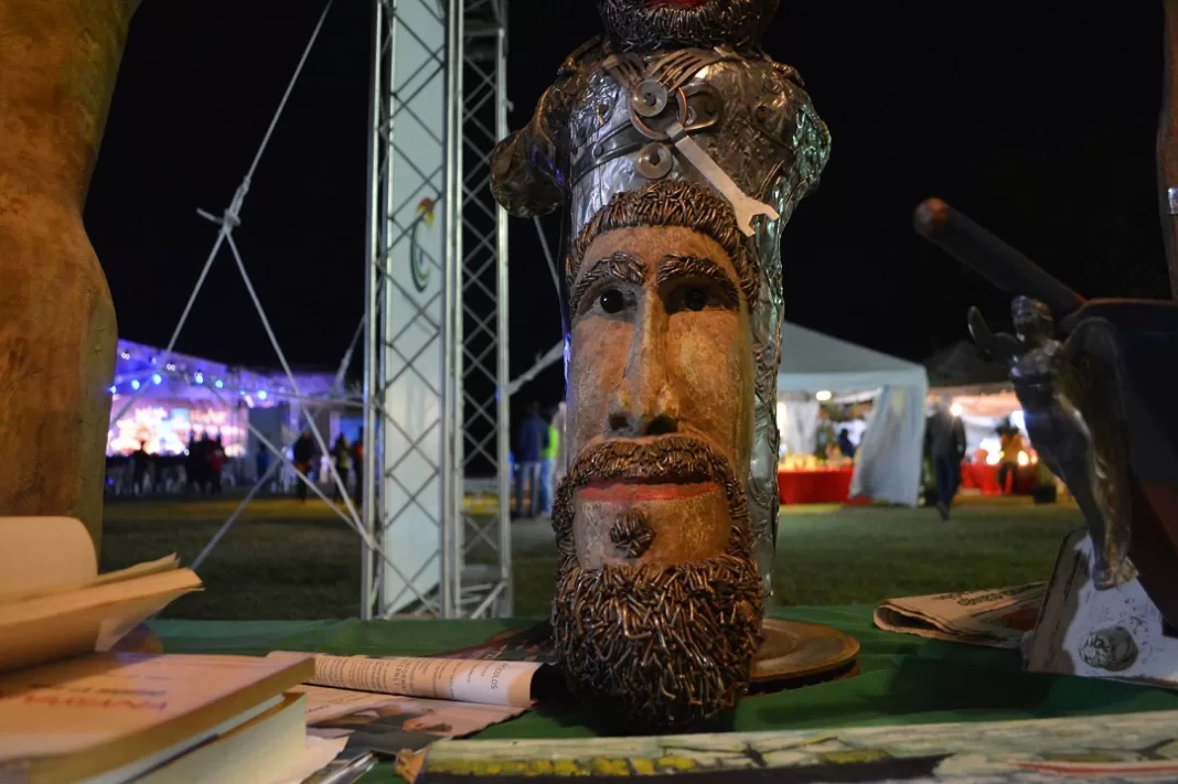 Rostro, escultura de Genaro Antonio Reyes, Cayuco.