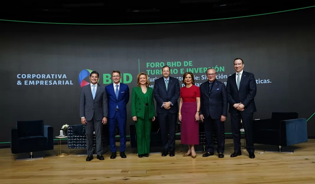Madrid, España. - El Banco BHD realizó su primer Foro BHD de Turismo e Inversión, un espacio creado para exponer y analizar temas de interés común en torno al turismo y la inversión extranjera en República Dominicana. Este evento es una iniciativa de Banca Corporativa y Empresarial de BHD y se efectúa en el marco de la celebración de la Feria Internacional de Turismo de Madrid (FITUR).
