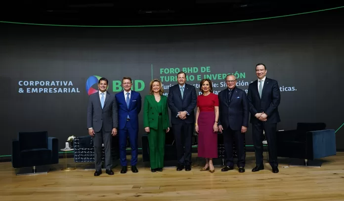 David Llibre, Felipe Buhigas, Paola Serrano, Steven Puig, Haydee Kuret de Rainieri, Frank Rainieri y Luis Molina Maríñez. Madrid, España. - El Banco BHD realizó su primer Foro BHD de Turismo e Inversión, un espacio creado para exponer y analizar temas de interés común en torno al turismo y la inversión extranjera en República Dominicana. Este evento es una iniciativa de Banca Corporativa y Empresarial de BHD y se efectúa en el marco de la celebración de la Feria Internacional de Turismo de Madrid (FITUR).