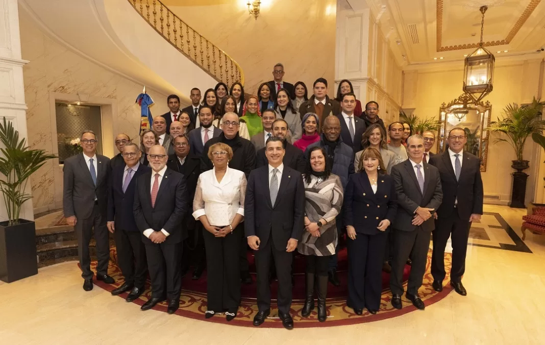 En el centro el señor Eduardo Grullón, presidente de AFP Popular, acompañado de periodistas de distintos medios de comunicación de la República Dominicana que cubren la edición 44 de Fitur.