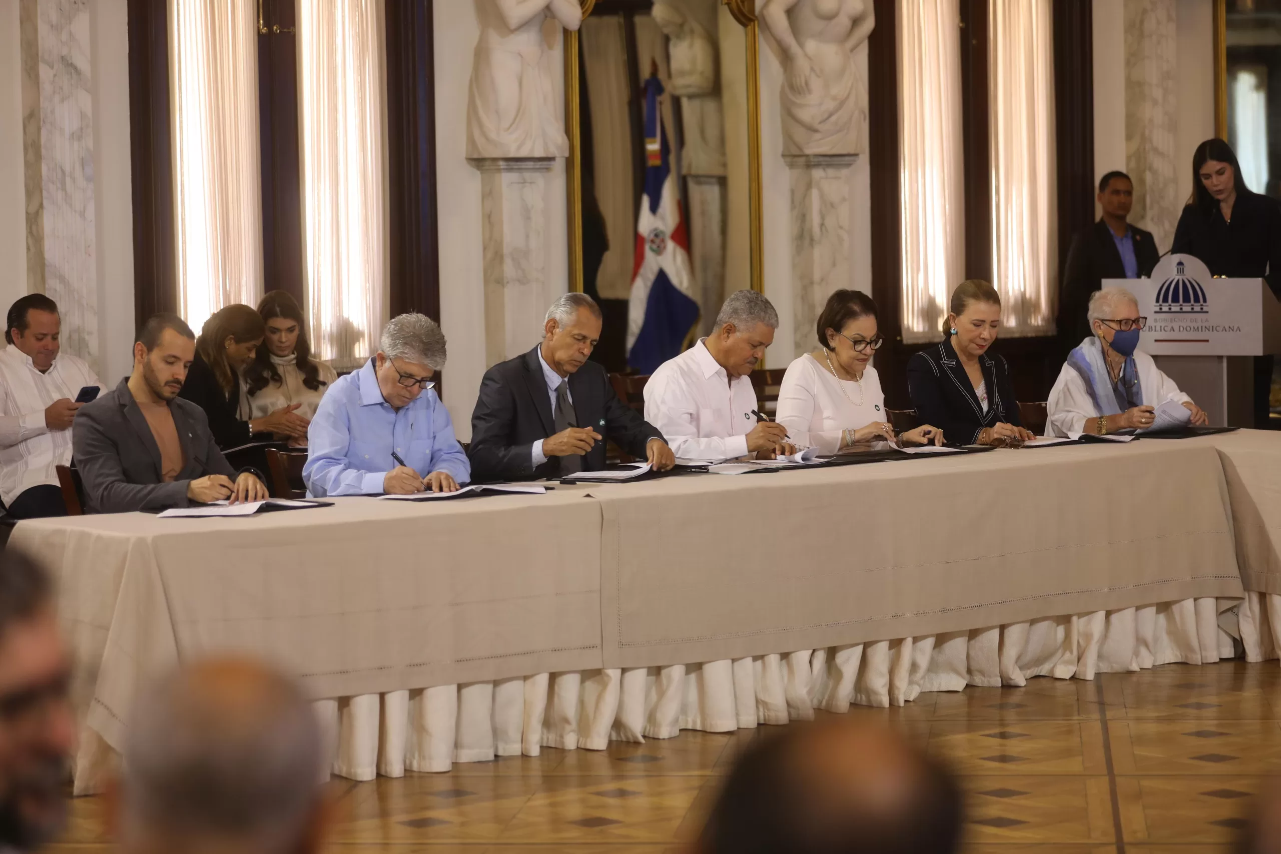 Delegados de la Coalición para la Defensa de las Áreas Protegidas mientras firman el convenio con el Gobierno dominicano