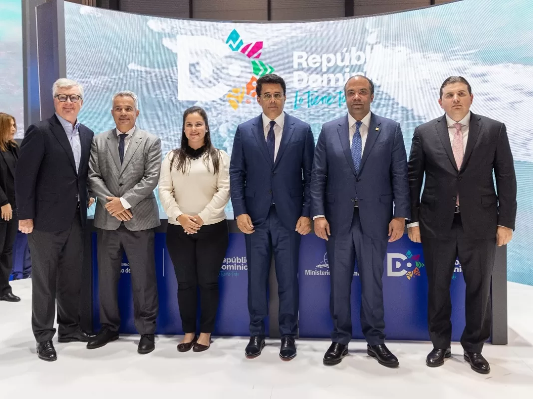 Gabriel Phillip, presidente para Latinoamérica del Grupo Hyatt; Enrique Martinón, del Grupo Martinón; Sarah Peña, representante de Hodelpa, que será la empresa constructora del complejo hotelero; David Collado, ministro de Turismo; Samuel Pereyra, administrador general del Banco de Reservas, y Andrés Marranzini, director del fideicomiso Punta Bergantín.