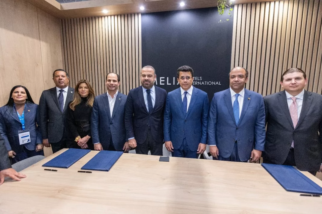 David Collado y Encarna Piñero firman el acuerdo entre el Mitur y Soltur en Fitur 2024.