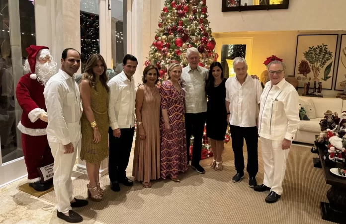 Frank Elias Rainieri, presidente del Grupo Puntacana, compartió en su cuenta de X una foto de la familia encabezada por Frank Rainieri, su padre, y Aidé Kuret, su madre, junta a los expresidentes y otros invitados.