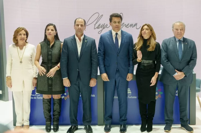 La familia Rainieri posa junto al Ministro de Turismo luego de anunciar Los integrantes de la familia Rainieri junto al Ministro de Turismo luego de anunciar la construcción del nuevo hotel en Punta Cana.