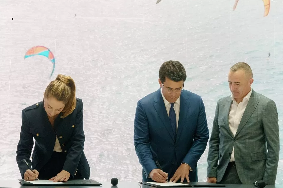 David Collado y Encarna Piñero firman el acuerdo entre el Mitur y Soltur en Fitur 2024.