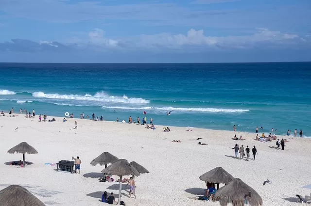 Turistas en una playa de República Dominicana