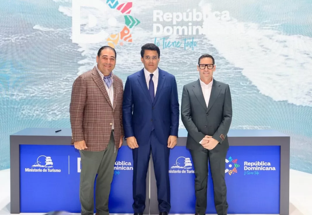 Edward de Valle, presidente del Grupo De Valle, el ministro de Turismo de República Dominicana, David Collado y el ingeniero Joan González, desarrollador del proyecto.