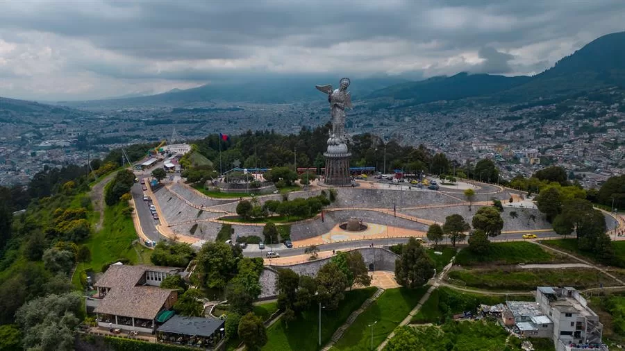 Lugares culturales turísticos en Ecuador como la Virgen del Panecillo ubicada en un cerro del centro historico de Quito lucen desiertos.