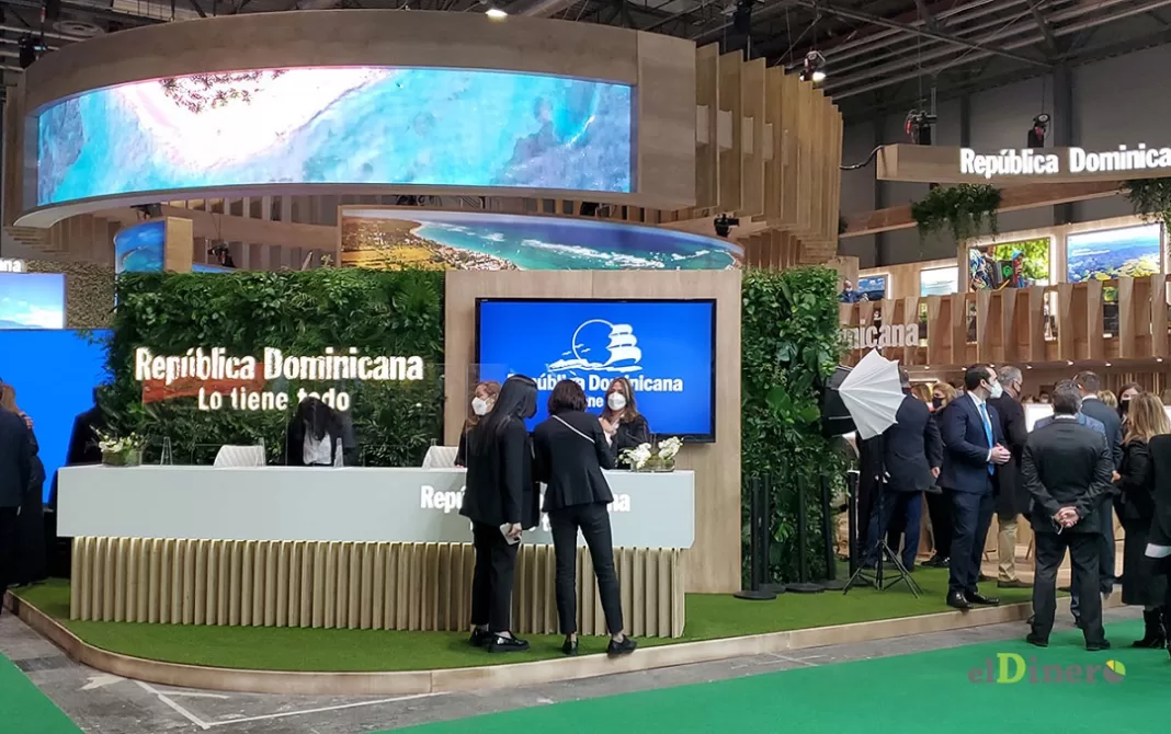Escenario de Fitur 2022 en la edición en que el público debió utilizar mascarillas.