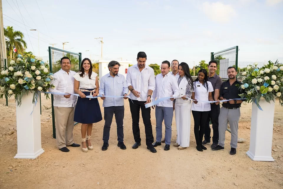 Momento de la inauguración del proyecto energético solar del Grand Sirenis Punta Cana y el Consorcio CEPM .