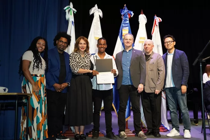 ‘Berklee en Santo Domingo 2024’ concluye con 23 jóvenes becados para realizar estudios en Berklee College of Music En el acto de clausura, la ministra Milagros Germán anunció la próxima apertura de una extensión del Conservatorio Nacional de Música en Santiago de los Caballeros