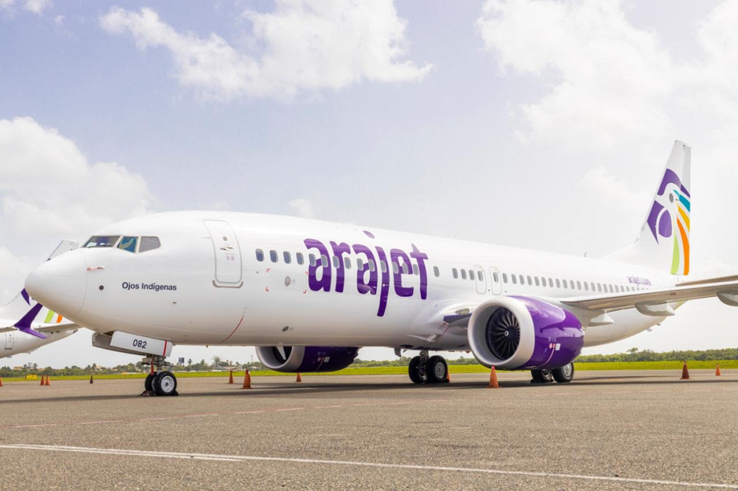 Avión de Arajet en la pista del aeropuerto