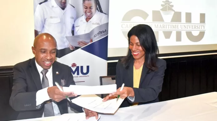 El profesor Andrew Spencer, presidente de la Universidad Marítima del Caribe y Nicola Madden-Greig, OD, presidenta de la CHTA, durante la firma del acuerdo.