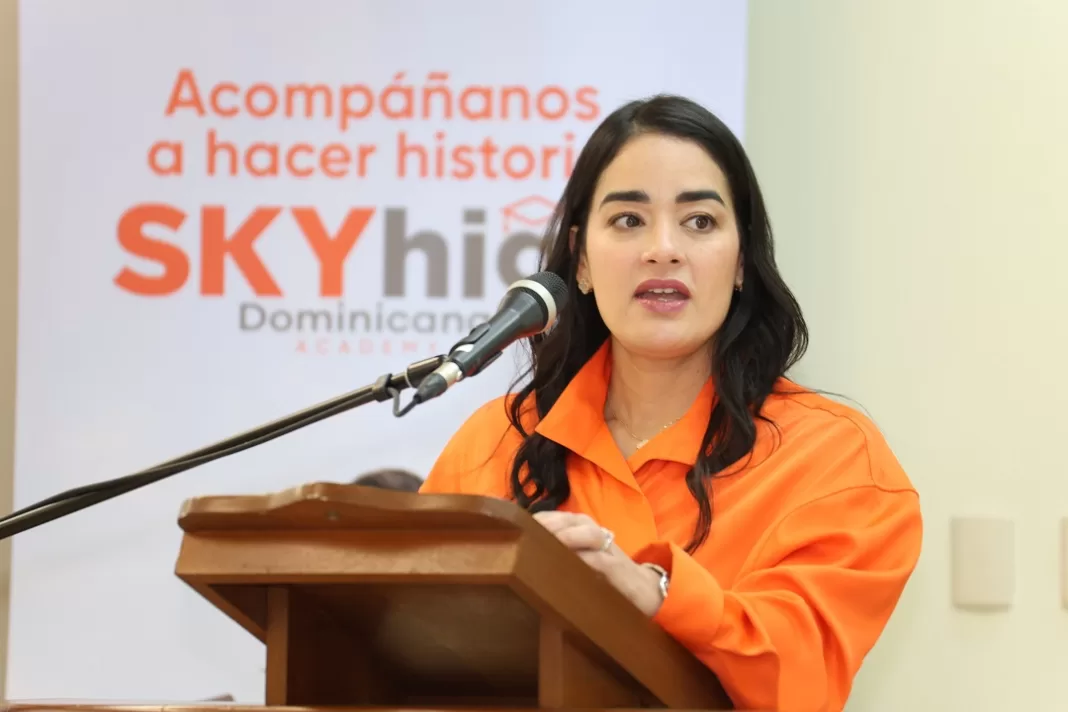 Cesarina Beauchamp, vicepresidenta de SkyHigh Dominicana, explicó el alcance de la academia de la línea aérea dominicana.