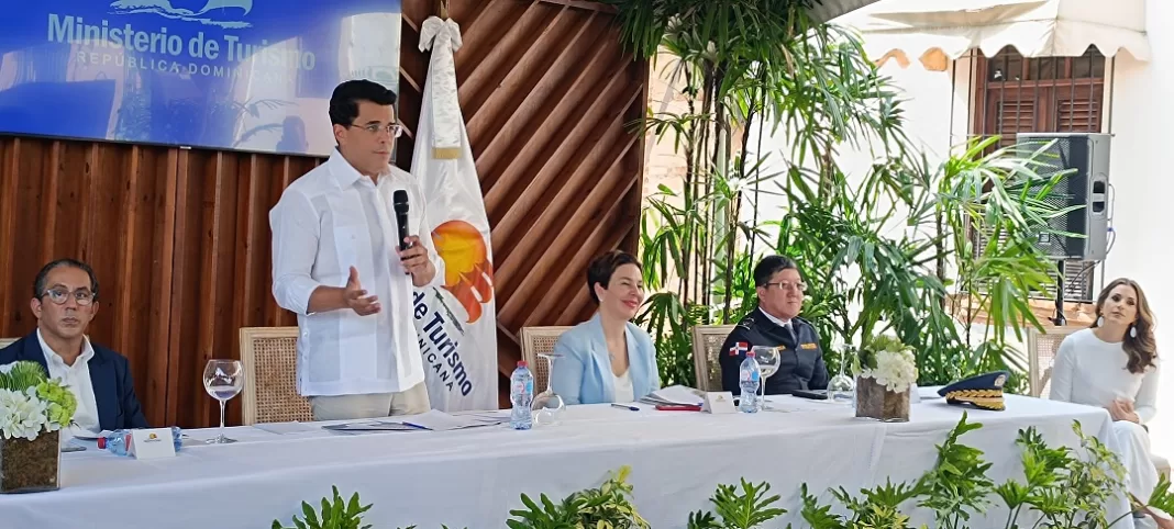 El ministro de Turismo de la República Dominicana, David Collado, durante el encuentro con la sociedad.